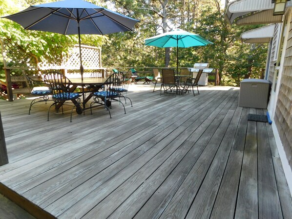 Outdoor dining - Sweet Comfortable Home in the Woods, Oceanside (CS0026) (Wellfleet)