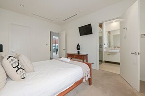 2 bedrooms, desk, iron/ironing board, travel cot