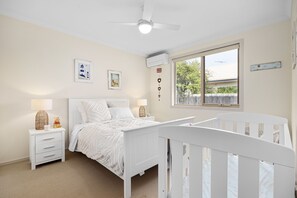 5 chambres, bureau, fer et planche à repasser, lit de bébé portatif