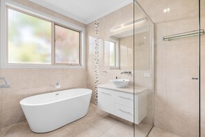 Badewanne, Haartrockner, Handtücher