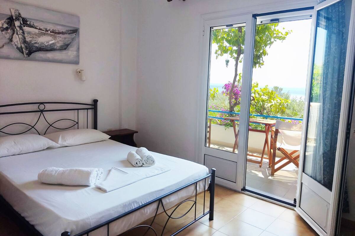 Desk, blackout curtains, free WiFi, bed sheets