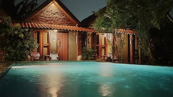 Una piscina al aire libre