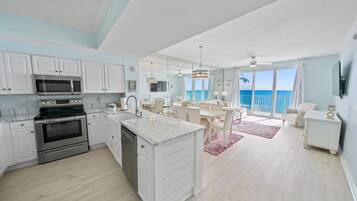 Kjøleskap, mikrobølgeovn, ovn og kokeplater