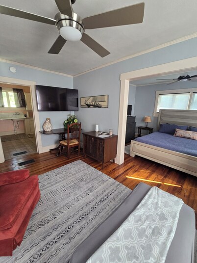 Tree House Apartment in Dixieland, cozy 1930's garage apartment, great location!