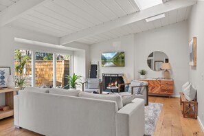 Smart TV, fireplace, stereo, offices