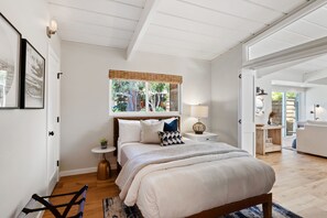 4 bedrooms, desk, iron/ironing board, travel cot - Zuni Delight - indoor/outdoor, separate guest suite, stand-alone office (Del Mar)