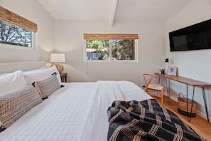 4 dormitorios, escritorio, tabla de planchar con plancha y cuna de viaje