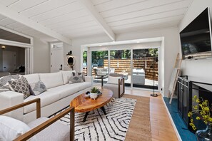 Smart TV, fireplace, stereo, offices - Zuni Delight - indoor/outdoor, separate guest suite, stand-alone office (Del Mar)