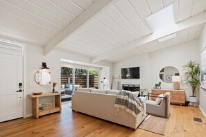 Smart TV, fireplace, stereo, offices - Zuni Delight - indoor/outdoor, separate guest suite, stand-alone office (Del Mar)