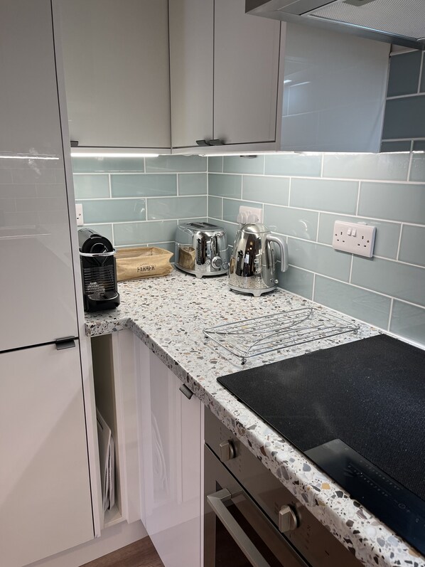 Frigorifero, microonde, forno, piano cottura