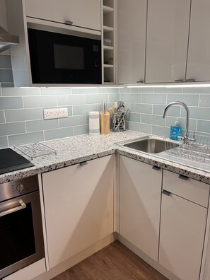 Geladeira, micro-ondas, fogão, cooktop