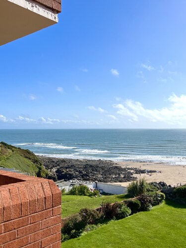 Relaxing Coastal Retreat | 1 min walk to sandy beach | Balcony | Parking