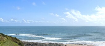 Relaxing Coastal Retreat | 1 min walk to sandy beach | Balcony | Parking