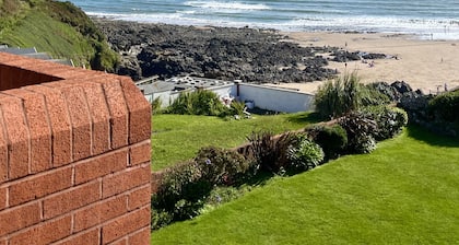 Relaxing Coastal Retreat | 1 min walk to sandy beach | Balcony | Parking