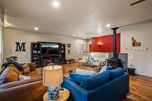 Downtown McCall Getaway Cabin w/WiFi, Game Room