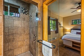 Combined shower/bathtub, hair dryer, towels