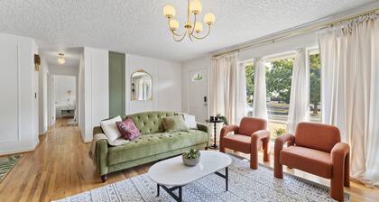 Fort Adobe 10 mins to Airport Large fenced Yard