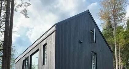 Lakefront cottage in the Laurentians