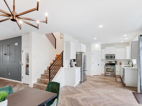 The Burb Gem in N Vancouver near Med facilities