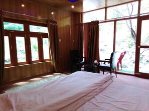 Deluxe Double Room | Soundproofing, iron/ironing board, free WiFi