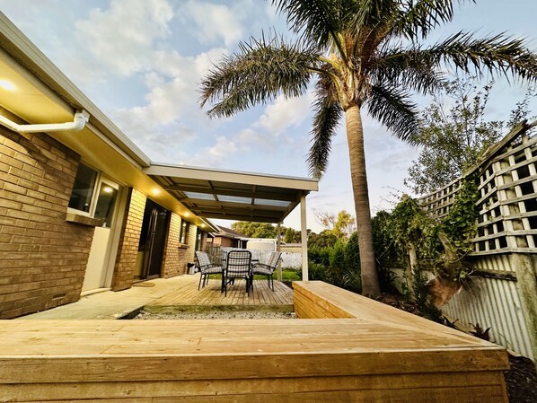 Outdoor dining - Kangaroo Island Home Stays (Kingscote)