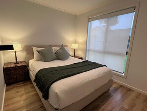 3 bedrooms, iron/ironing board, WiFi, bed sheets - Kangaroo Island Home Stays (Kingscote)