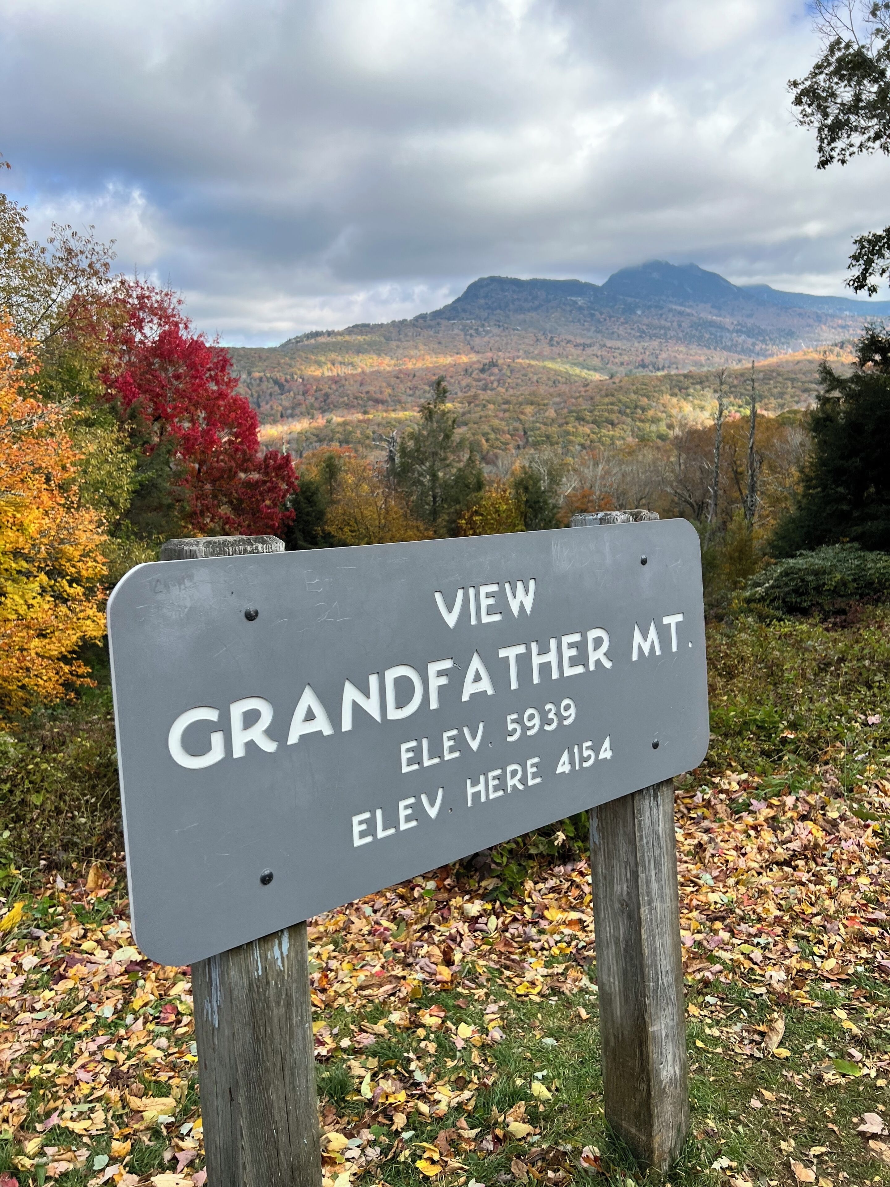 Cozy, Fall views in every direction! River access and close to Parkway! 