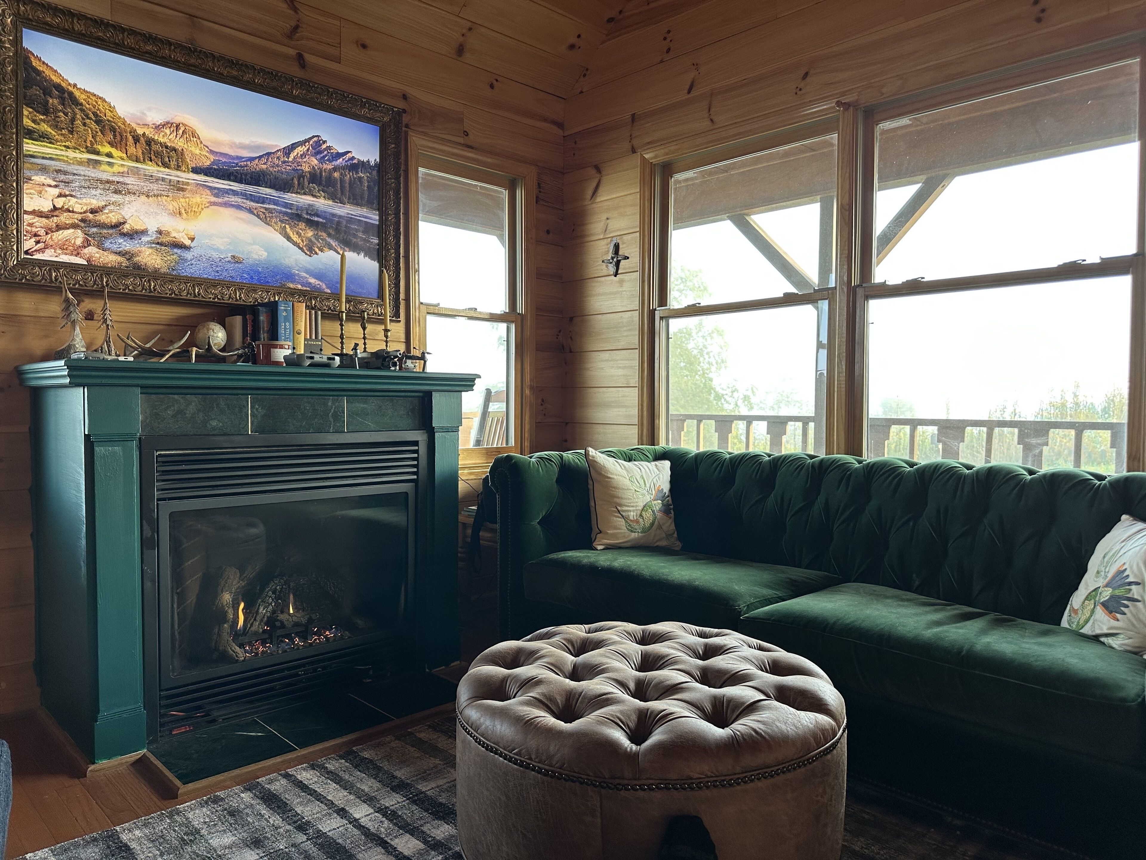 Smart TV, chimenea, tenis de mesa y libros 