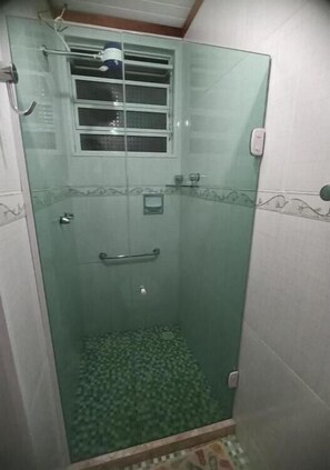 Towels, soap, toilet paper - Casa bem Localizada no Alto (Alto Teresópolis)