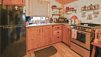 Cabin, 1 Bedroom | Private kitchen | Fridge, stovetop, coffee/tea maker, toaster