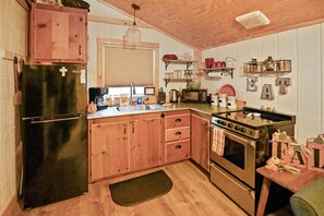 Cabin, 1 Bedroom | Private kitchen | Fridge, stovetop, coffee/tea maker, toaster