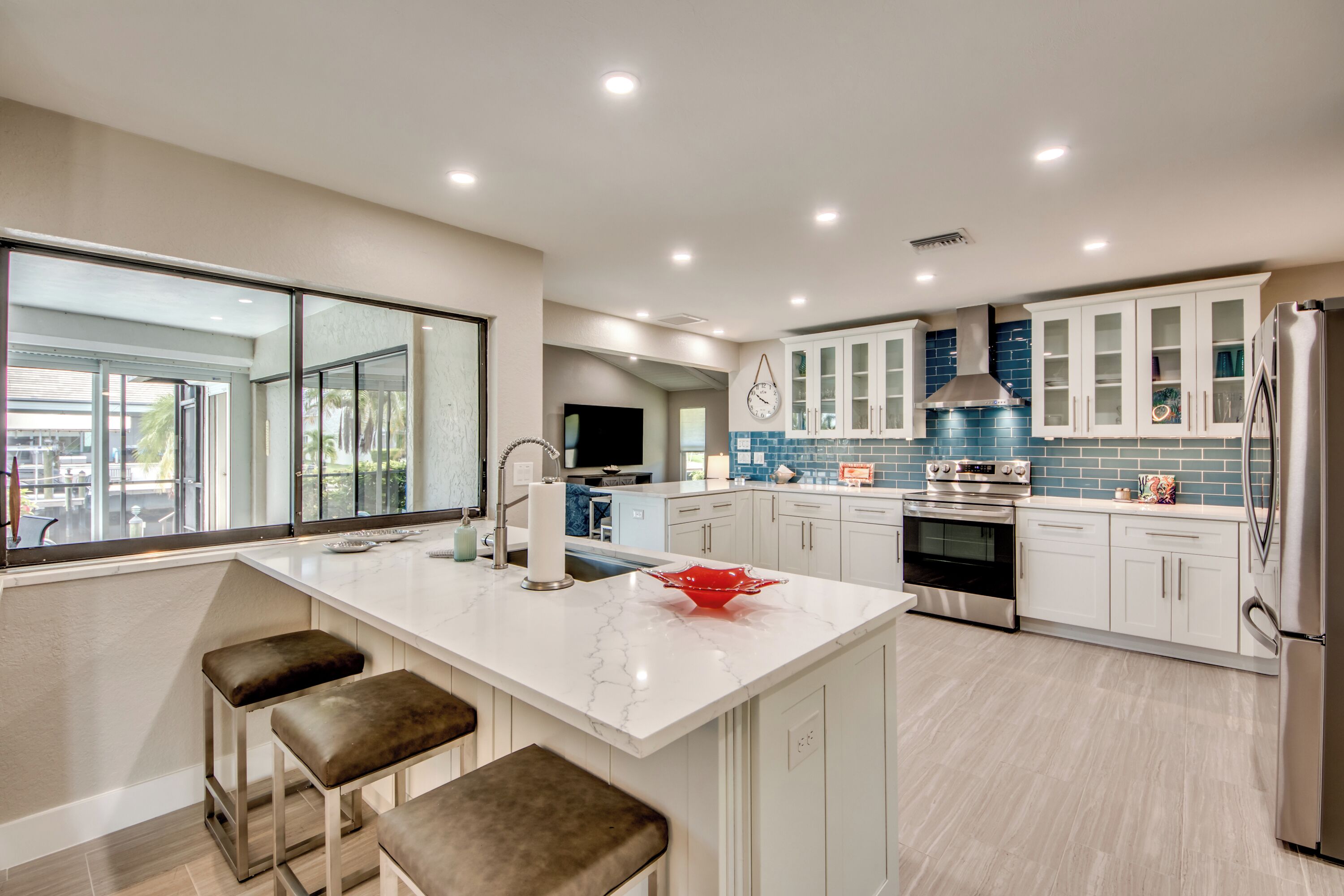 ثلاجة، ميكروويف، فرن، موقد طهي مسطح