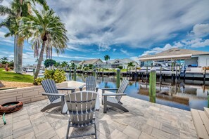 Outdoor dining - Blue Mermaid Villa - Incredible 4 BR/3 bath Villa with heated pool, kayaks, bikes, and fishing poles (Cape Coral)