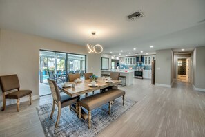 Dining - Blue Mermaid Villa - Incredible 4 BR/3 bath Villa with heated pool, kayaks, bikes, and fishing poles (Cape Coral)