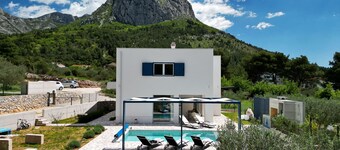 Moderne villa, opvarmet pool, 3soveværelser+3 badeværelser, rolig beliggenhed,