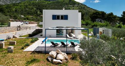 Modern villa, heated pool, 3 bedrooms+3 bathrooms, playground, quiet location,