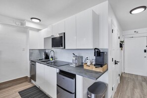 Kühlschrank, Mikrowelle, Herdplatte, Wasserkocher mit Kaffee-/Teezubehör