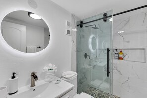 Dusche, Haartrockner, Handtücher, Seife