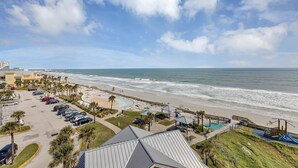 A beachfront hotel with a swimming pool, beach access, and parking. - Beachfront Remodeled Studio in Daytona Beach with King-Size Bed (Daytona Beach)