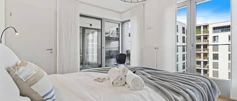 2 habitaciones, escritorio y espacio para trabajar con laptop