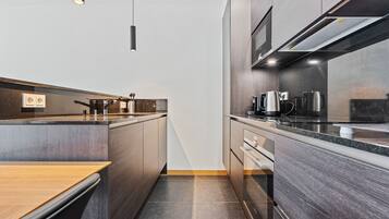 Refrigerador, microondas, horno, placa de cocina