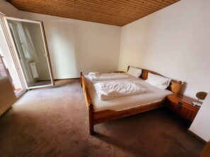 3 chambres, coffres-forts dans les chambres, fer et planche à repasser