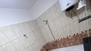 Un baño con inodoro, bidé, bañera y lavamanos.