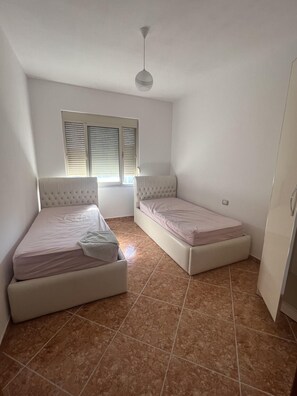 2 bedrooms, bed sheets - Inviting 2-bed Apartment in Durrës (Durrës)