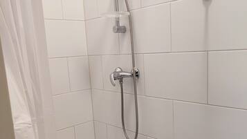 Haartrockner, Handtücher, Seife, Shampoo