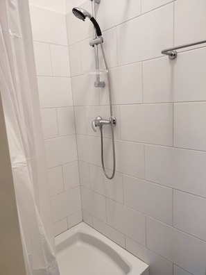 Séchoir à cheveux, serviettes fournies, savon, shampooing