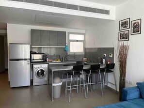 Appartement | Cuisine privée | Réfrigérateur, four à micro-ondes, un four, surface de cuisson