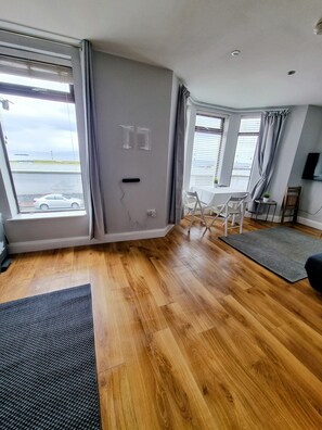 Leilighet – deluxe | Oppholdsområde | Bøker