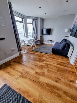 Leilighet – deluxe | Oppholdsområde | Bøker
