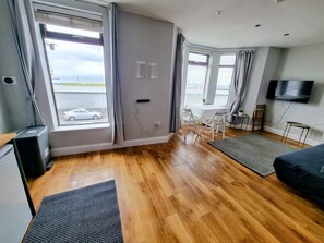 Leilighet – deluxe | Oppholdsområde | Bøker